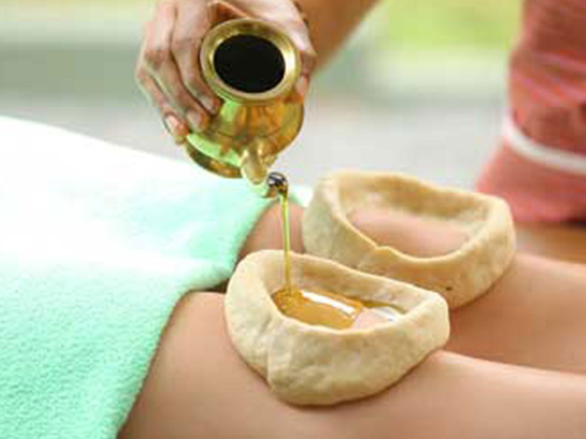 Warm oil Jannu Basti therapy for the knees